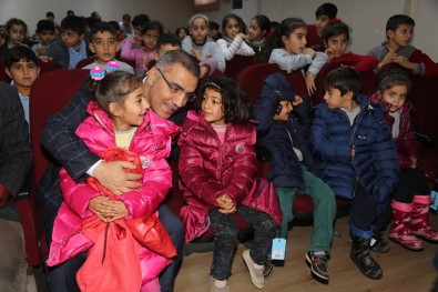 Yüreğir Belediyesi 2 Bin Öğrenciye Mont Dağıttı