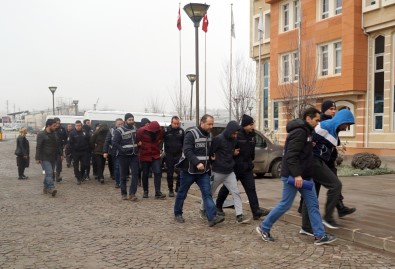 Azeri Öğrenciler Üniversitede Çete Kurup, Gasp Yaptı