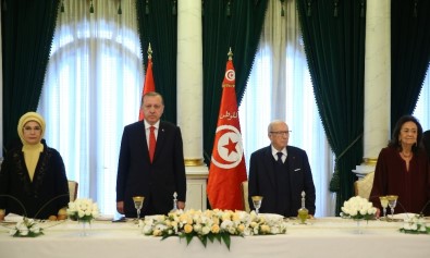Cumhurbaşkanı Erdoğan'a Tunus'ta Devlet Nişanı Takdim Edildi