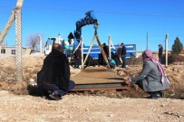 YENİ KÖPRÜ - Demir Köprü Mahallenin İki Yakasını Birbirine Kavuşturdu