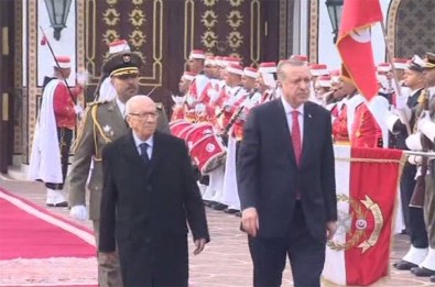 Erdoğan Tunus'ta Resmi Törenle Karşılandı