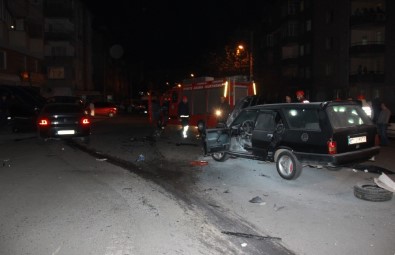 İki Otomobil Kafa Kafaya Çarpıştı Açıklaması 4 Yaralı