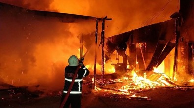 Samsun'da Palet Fabrikası Alev Alev Yandı