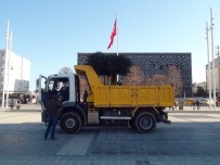 İSTİKLAL CADDESİ - Taksim'de Yılbaşı Hazırlıkları Tüm Hızıyla Devam Ediyor