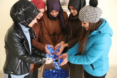 Üniversite Öğrencilerinden  'Bir Kapakla Umuda Sen De Ortak Ol' Kampanyası