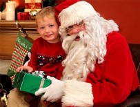 NOEL BABA - Kendisini Noel Baba sanan çocuğa 4 yıldır hediye götürüyor