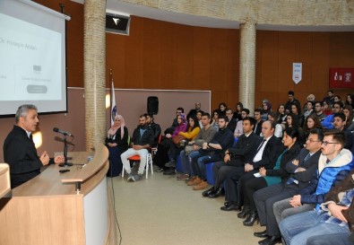 Aydın'da 'Geleceğin Dünyasında Türk Gençliği' Konuşuldu