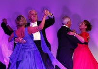 Danslarıyla gençlere taş çıkardılar