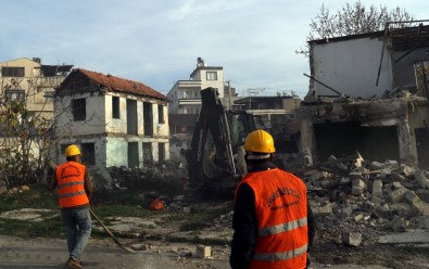 Mersin'de Metruk Binalar Yıkılıyor