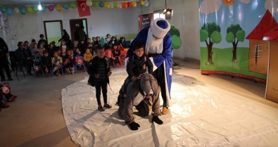 Midyat'ta Mülteci Çocuklar İçin Tiyatro Gösterisi Yapıldı