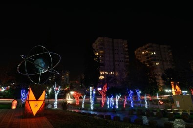 Muratpaşa'da Yeni Yılın Rengi Kırmızı - Beyaz