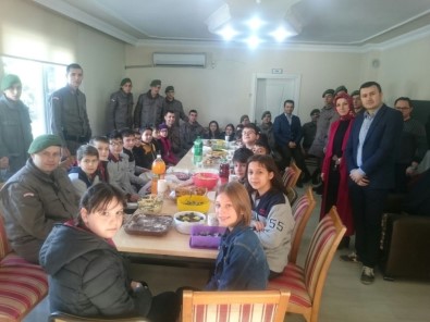 Öğrenciler Asker Ağabeylerini Unutmadı