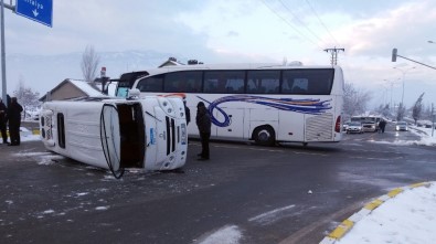 Öğrencisi Servisi İle Yolcu Otobüsü Çarpıştı Açıklaması 18 Öğrenci Yaralı