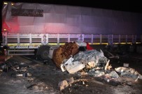 HATALI DÖNÜŞ - Otomobil U Dönüşü Yapan Tıra Çarptı Açıklaması 1 Ölü, 3 Yaralı