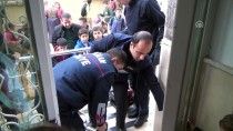 Parmakları Kapıya Sıkışan Çocuğu İtfaiye Kurtardı