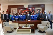 GENÇ KIZLAR - Şampiyon Kızlar Altınla Ödüllendirildi