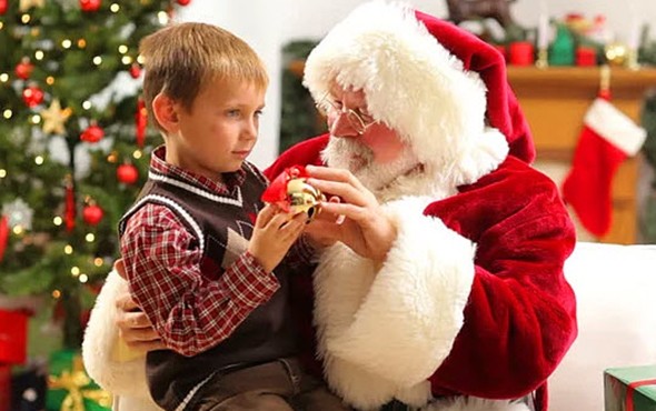 Kendisini Noel Baba sanan çocuğa 4 yıldır hediye götürüyor