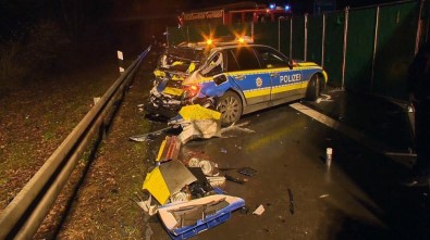 Almanya'da Tır Polis Aracına Çarptı Açıklaması 1 Ölü