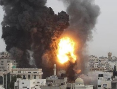 ‪İsrail ordusu Gazze'yi vurdu‬