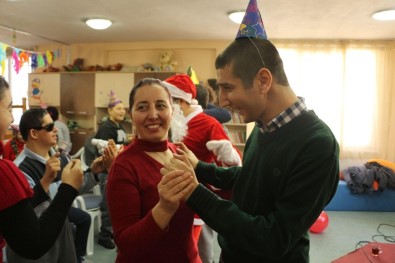 Kuşadası'nda Engellilerden Yeni Yıl Kutlaması