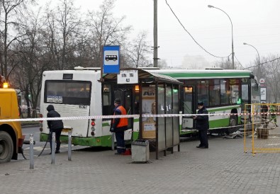 Moskova'da Otobüs Durağa Daldı
