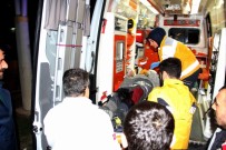 İKİZ KARDEŞ - Otomobil Çöp Kamyonuna Çarptı Açıklaması 5 Yaralı
