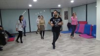 YAŞ SINIRI - Batman'da Kadınlar Ve Erkekler Salsa Dansı Öğreniyor