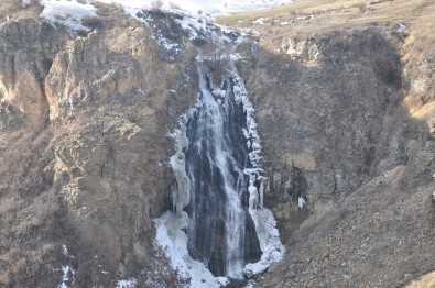 Susuz Şelalesi'nin Buzları Çözüldü