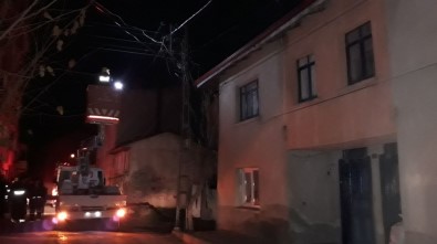 Tutuşan Elektrik Kabloları Bir Mahalleyi Elektriksiz Bıraktı