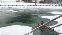 ODESSA - Ukrayna'da İddiayı Kaybeden Adam Donmuş Göle Girdi