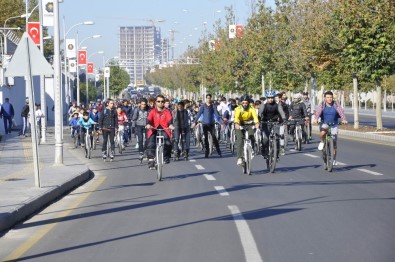 Diyarbakır'da Yüzlerce Bisikletli Engelliler İçin Pedal Çevirdi