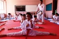 İstanbul'dan Geldi, Köy Çocuklarına Ücretsiz Karate Öğretiyor Haberi