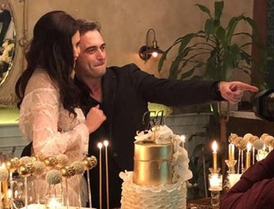 Ünlü şarkıcı nişanlandı