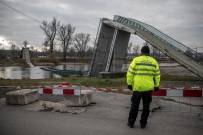 KURTARMA EKİBİ - Prag'da Köprü Çöktü Açıklaması 4 Yaralı