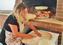 SAFIYE SOYMAN - Safiye Soyman Hamur Açıp Ekmek Pişirdi
