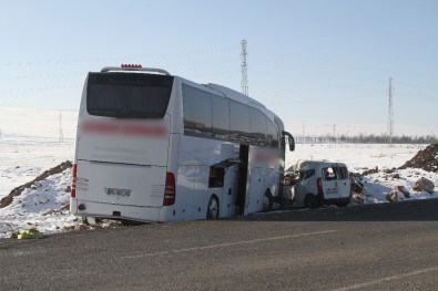 Yolcu Otobüsü İle Otomobil Kafa Kafaya Çarpıştı Açıklaması 1 Ölü, 2 Yaralı