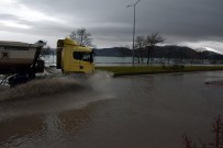 SAĞLIK OCAĞI - Gölete Dönen Yol Kazaya Davetiye Çıkarıyor