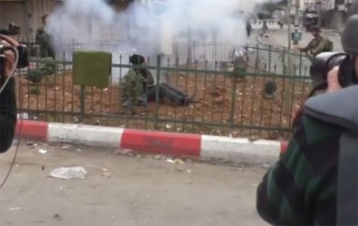 İsrail Askerleri Engelli Gence Ses Bombası Attı