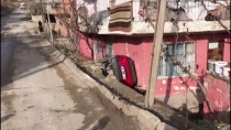 İSTİNAT DUVARI - Otomobil Evin Bahçesine Devrildi Açıklaması 1 Yaralı