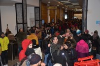 KAR SÜRPRİZİ - Uludağ'a Akın Eden Tatilciler Kar Sürprizi İle Karşılaştı