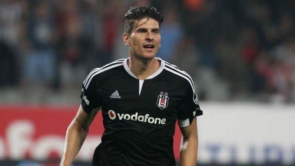 Elini Değdiği Golcü Uçuyor