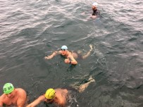 2018'İ Boğaz'ın Serin Sularına Girerek Kutladılar