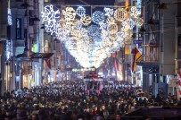 YILBAŞI KUTLAMASI - İstiklal Caddesi'nde İnsan Seli