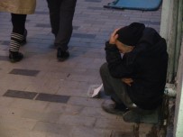 İSTİKLAL CADDESİ - Taksim'de 'Ağlayan Dilenci' Zabıtalar Tarafından Yakalandı