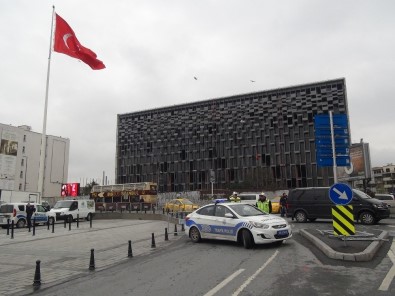 Taksim Meydanı Çevresindeki Yollar Trafiğe Kapatıldı