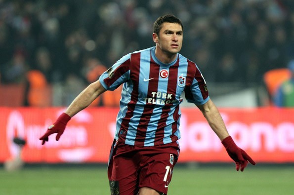 Elini Değdiği Golcü Uçuyor