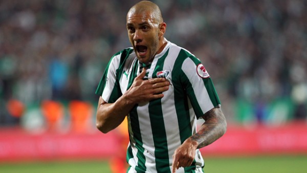 Elini Değdiği Golcü Uçuyor