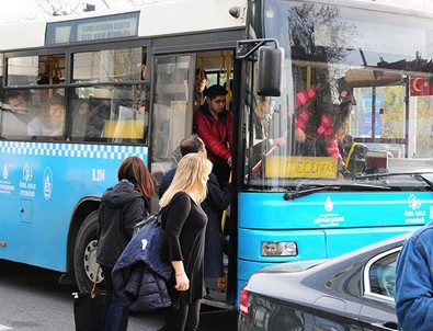 Güzel oyuncu otobüse bindi ayakta kaldı