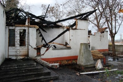 Bayramiç'te Belediyeye Ait Bina Yandı
