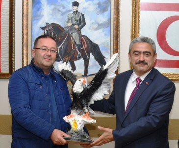 Beşiktaşlı Başkan Alıcık'a Anlamlı Hediye